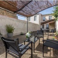 Cour et plusieurs salons de jardin